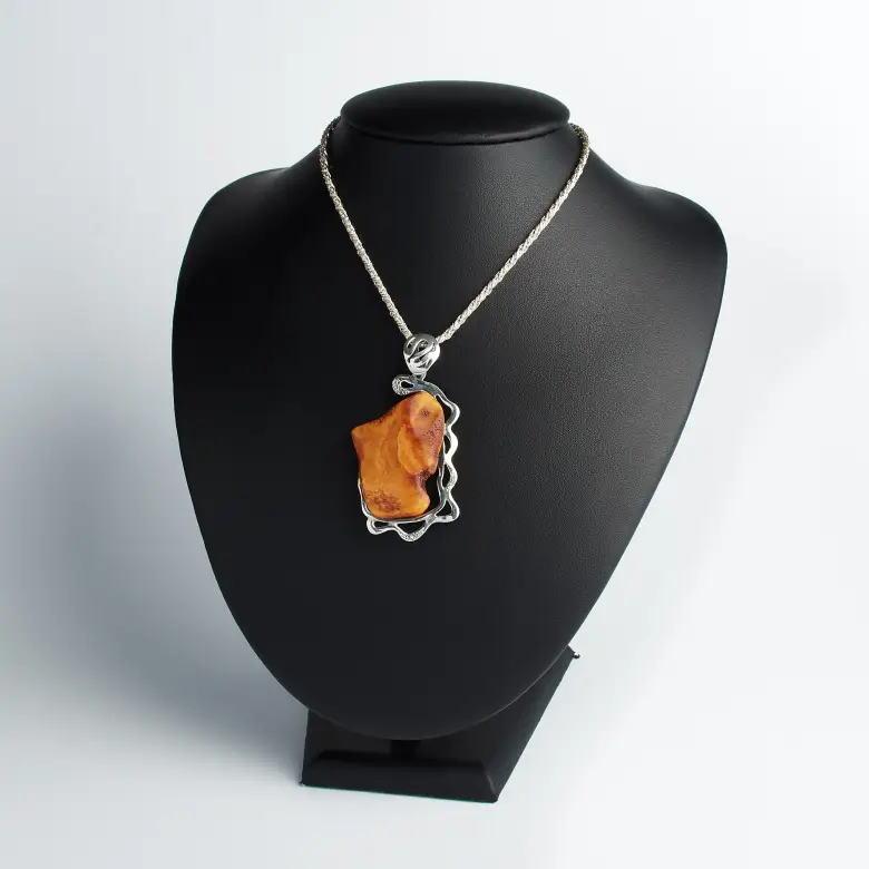 Srebrny wisior z bursztynem fantazyjny Srebrny wisior z bursztynem fantazyjny